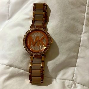 This is a used mk watch but it’s in good condition ready to wear